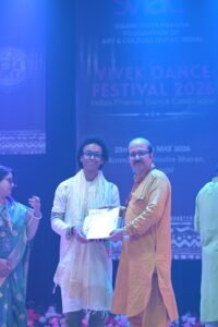 Pranab Das receiving VIVEK ACHARYA SAMMAN by Amit Kumar Banerjee