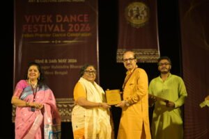 Vivek Dance Festival 2026- Dr. mahua Mukherjee (Gaudiya Nritya) receiving VIVEK ACHARYA SAMMAN by Amit kumar banerjee and Chayan Das Thakur